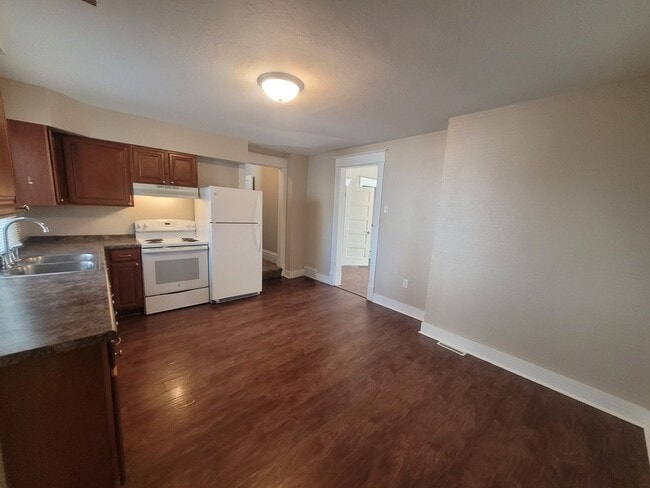 Building Photo - 6 Bedroom Home with large yard, washer/dry...
