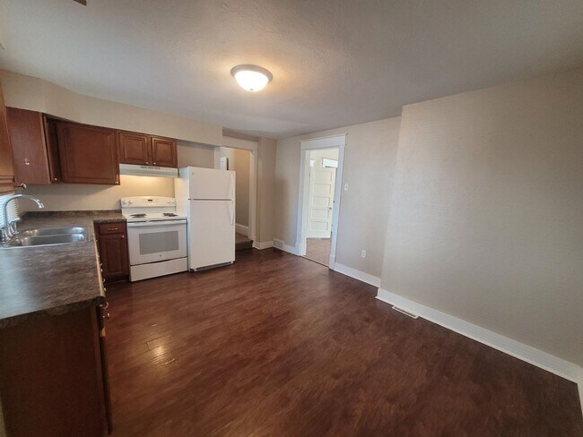 Foto del edificio - 6 Bedroom Home with large yard, washer/dry...