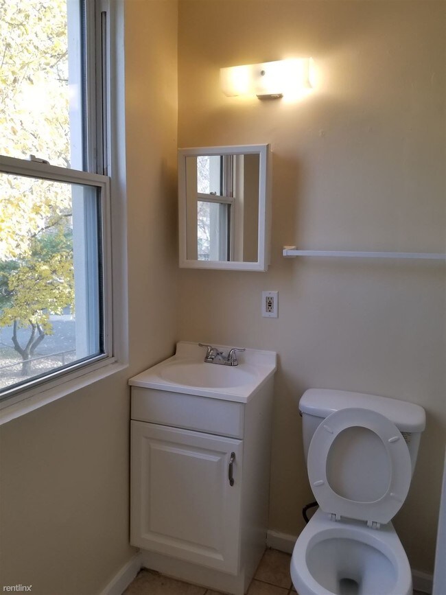 Building Photo - 3 br, 1.5 bath  - 35 Dickerman St 6