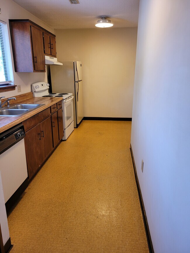 Kitchen - 28 Greenleaf Ct
