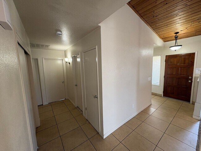 Foto del edificio - Cozy Home On Spacious Lot In Tulare Available Now!