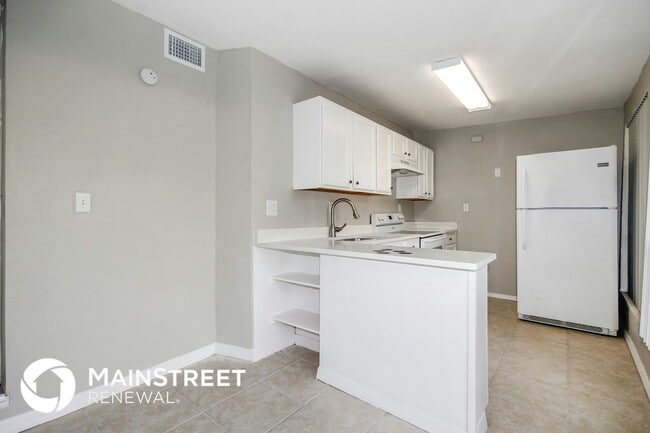 Building Photo - 6813 N Clearview Ave