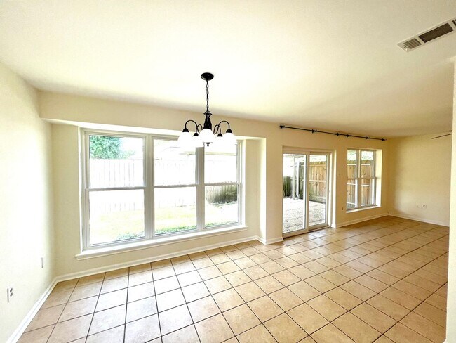 Foto del edificio - Beautiful Newly Updated Home Conveniently ...