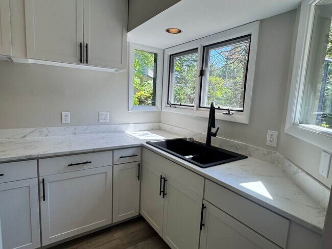 Foto del edificio - 1 Bedroom, 1 Bathroom Townhouse in High Point!