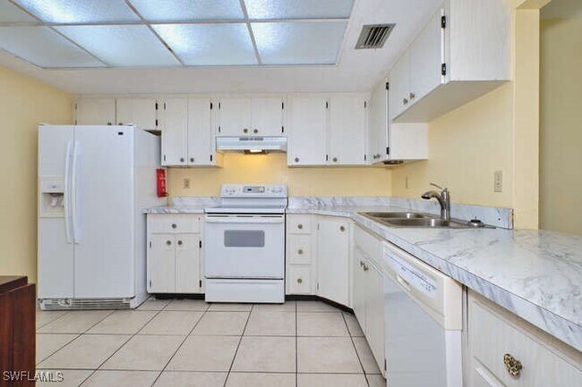 Building Photo - 4104 SE 12th Pl