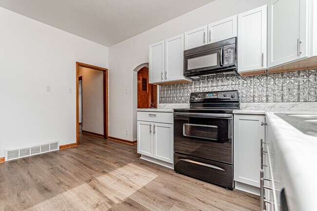 Foto del edificio - Please View 3D Virtual Walk-Through Before Scheduling a Showing