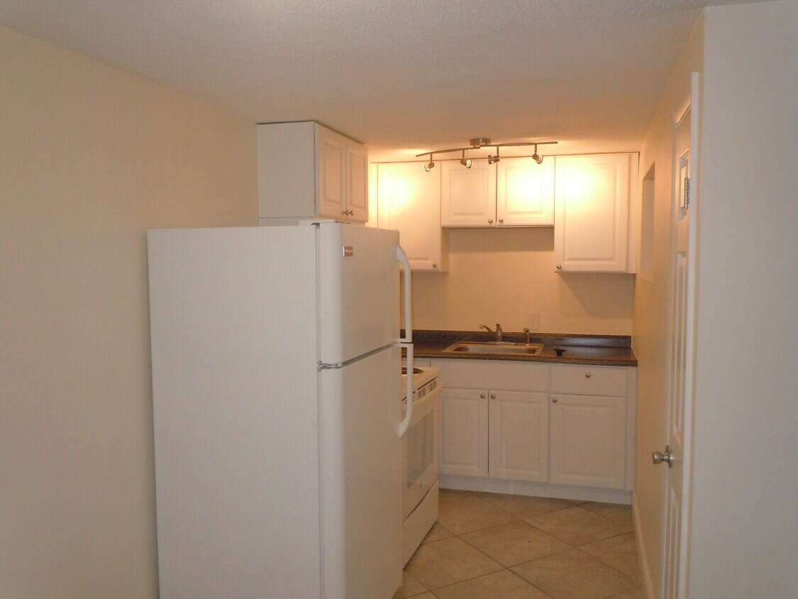 Primary Photo - 42 W Emerson St