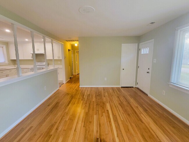 Foto del edificio - Renovated brick rancher in Southside.