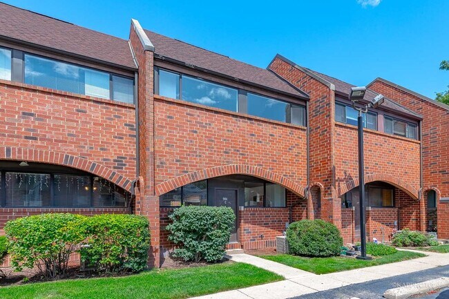 Building Photo - 901 S Racine Ave