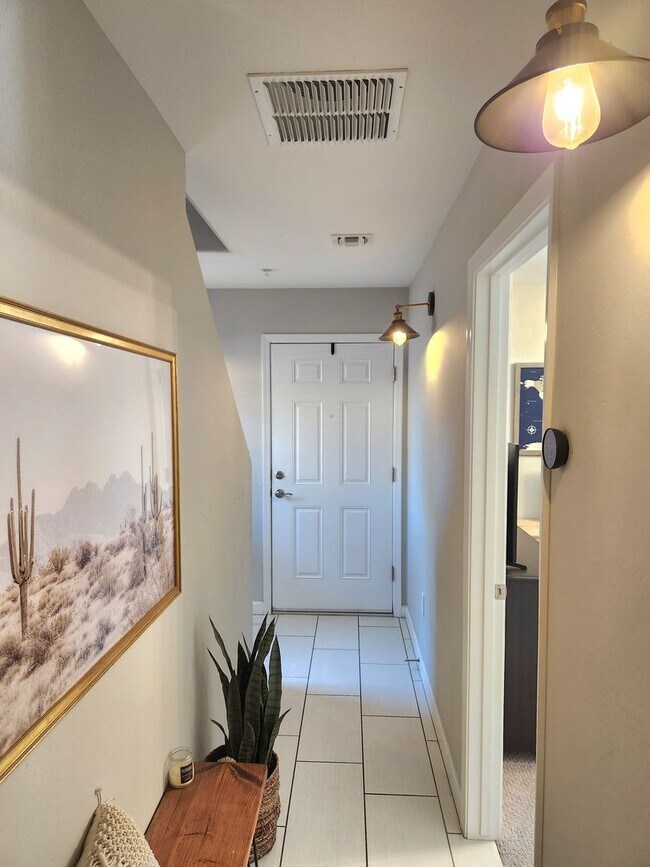 Building Photo - Beautiful 4 bedroom 3.5 bath near Downtown...