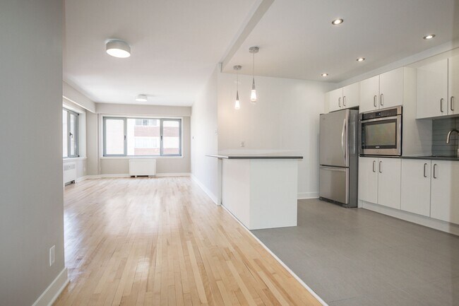 Building Photo - 3495 Rue de la Montagne