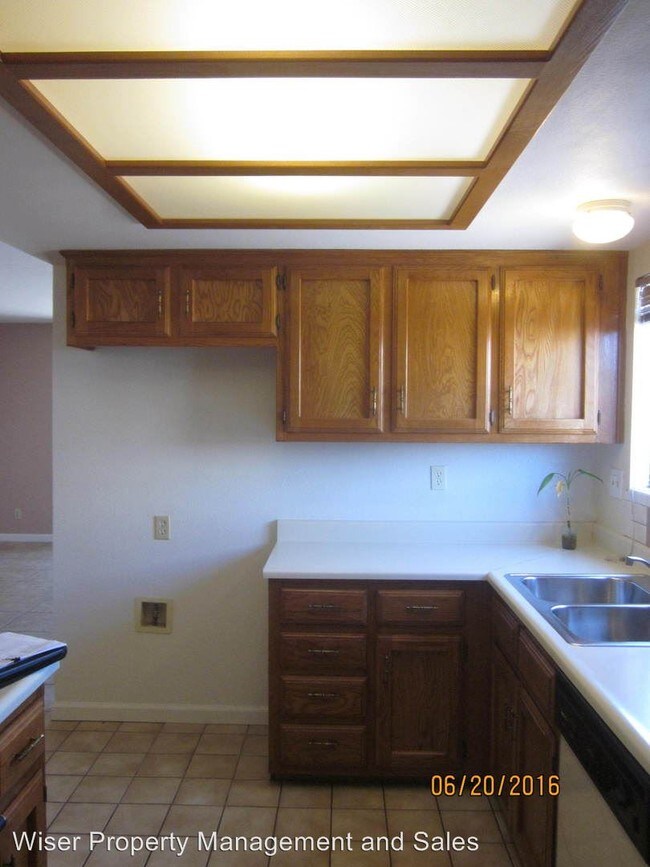 Building Photo - 1325 W Cherry Ave
