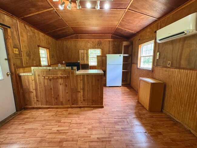 Building Photo - Country Oasis Studio with Carport