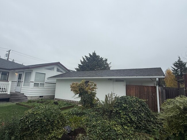 Building Photo - 1514 E Broadway