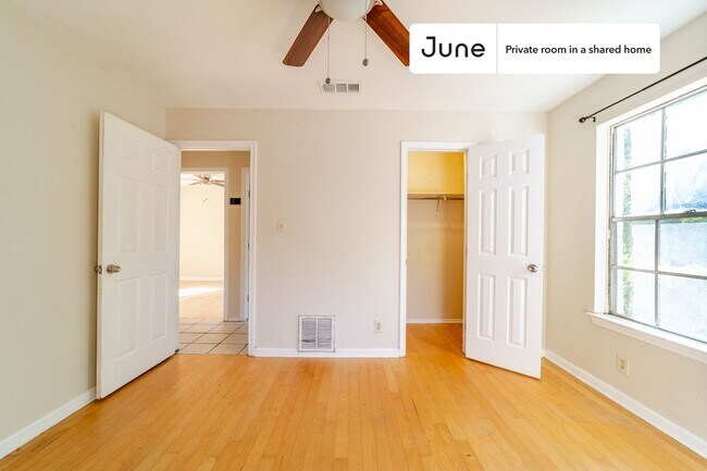 Foto del edificio - Private bedroom in 4 bed/3 bath Home