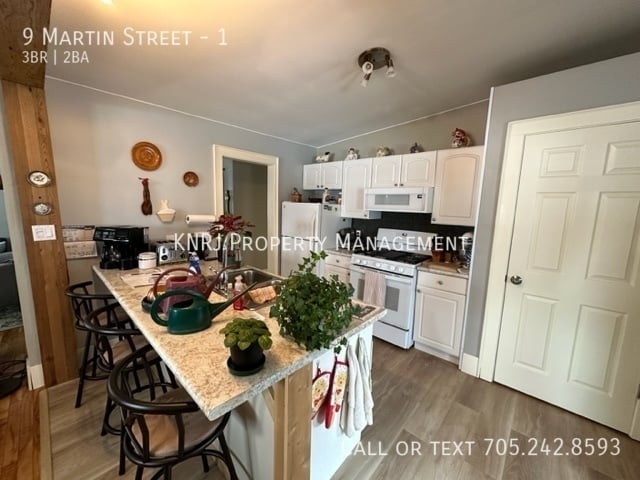 Photo du bâtiment - Beautiful 3 Bedroom Main Floor Apartment