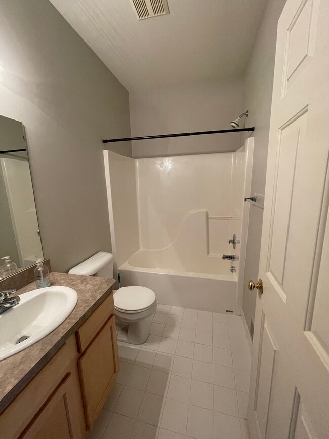 Guest bath - 41580 Hamlet Ln