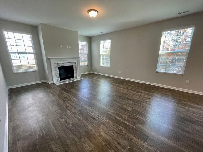 Foto del edificio - Gorgeous 4 Bed 2.5 Bath Home in GSO
