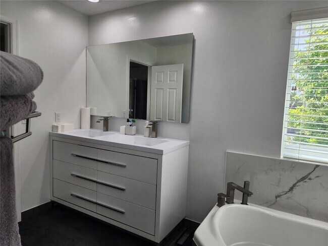 Foto del edificio - 9700 SW 16th Ct