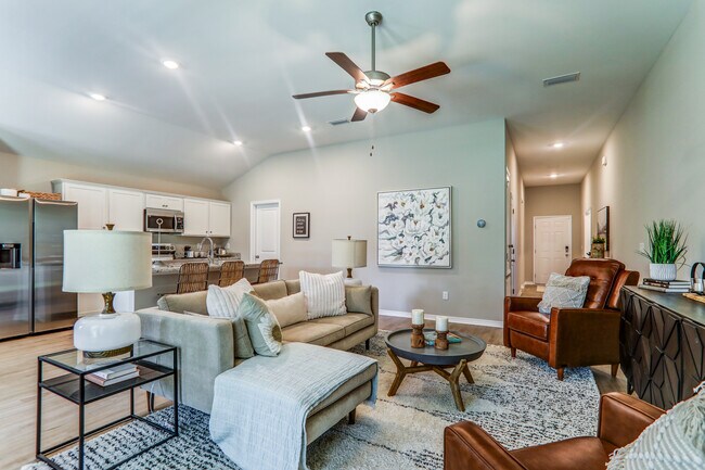 Una sala de estar con muebles y un ventilador de techo. - Cottages at Parkstone