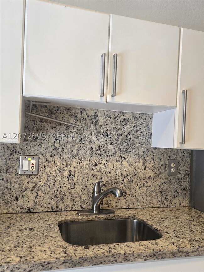 Foto del edificio - 6900 NW 179th St