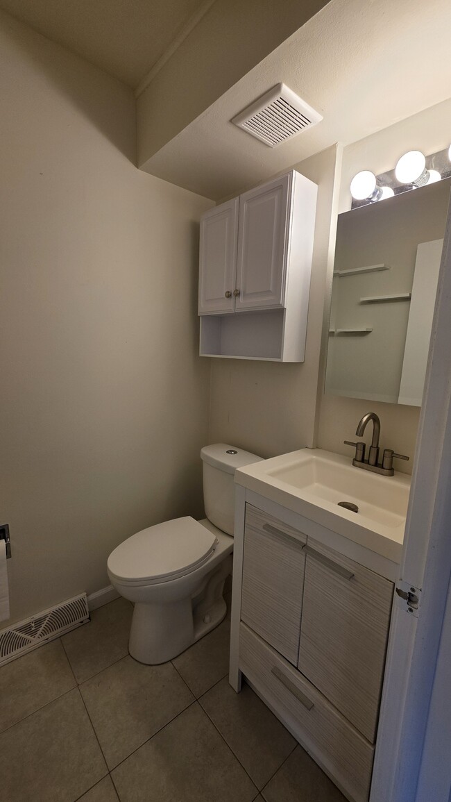 Half bath - 1302 W Klein Ave