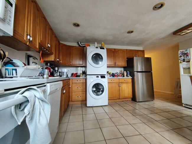 Building Photo - Central AC, Parking for Rent, Laundry on a...
