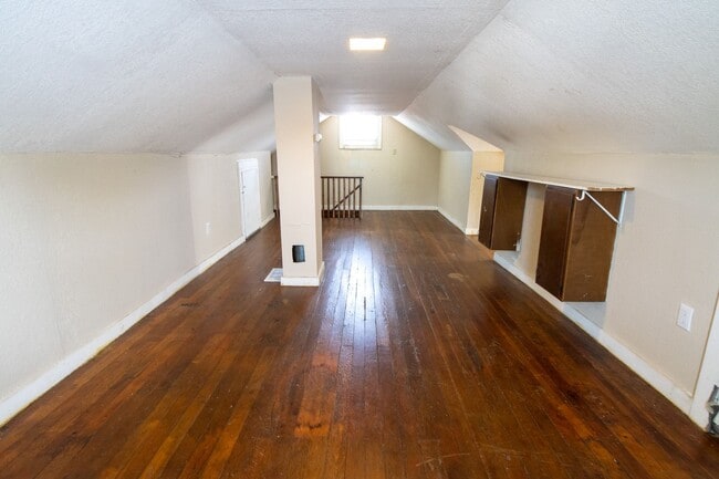 Building Photo - 2 bed 1 bath w loft