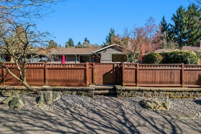 Foto del edificio - Elegant and Spacious Air-Conditioned Lincoln Park Rambler