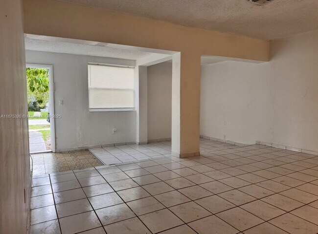 Foto del edificio - 1565 NE 141st St