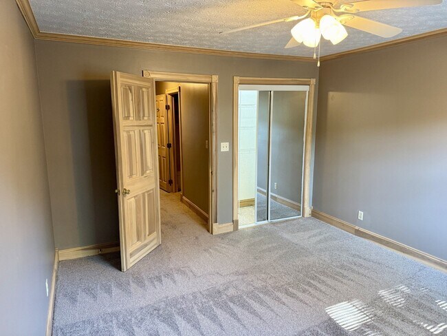 Foto del edificio - 1616 Spring Valley Dr