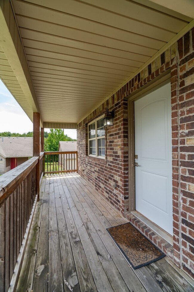 Foto del edificio - 4 Bedroom 2.5 Bath Townhome near UofA!  Fenced yard coming soon!!