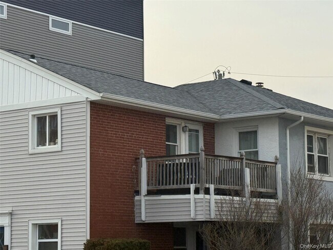 Foto del edificio - 555 W Broadway