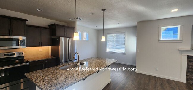 Building Photo - Stunning new build in Lowell