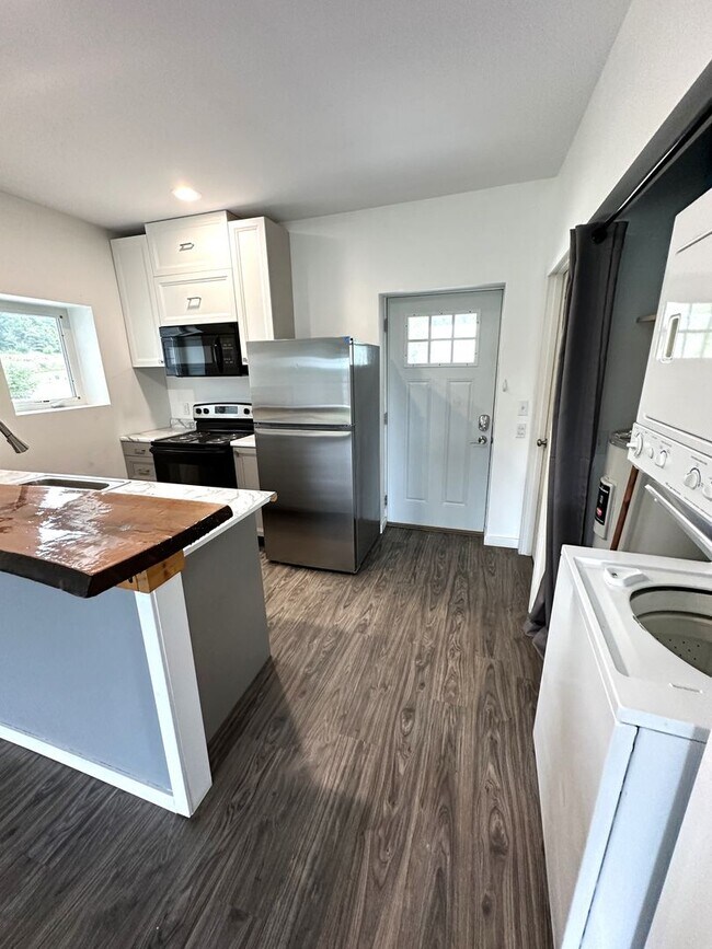 Foto del edificio - Price Reduced! Don't miss out! Quiet Moder...