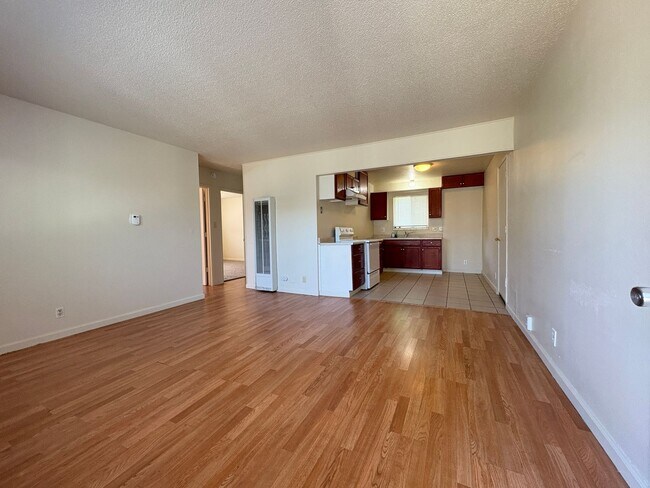 Building Photo - Charming Two Bedroom Unit