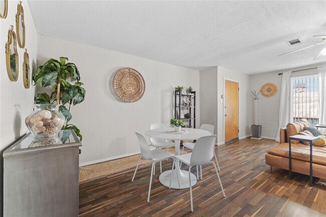 Foto del edificio - 6124 Long Dr