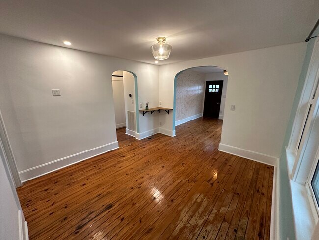 Building Photo - 418 S 8th St