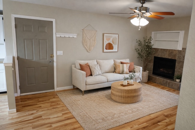 Building Photo - Great 2 bedroom single level townhome in quiet neighborhood