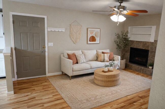 Foto del edificio - Great 2 bedroom single level townhome in quiet neighborhood