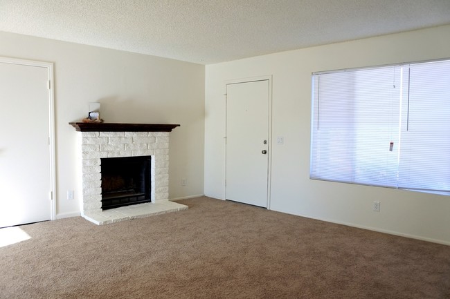 Building Photo - 40054 Ridgemist St