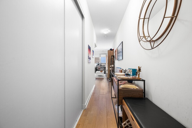 Photo du bâtiment - 501 St Clair Ave W