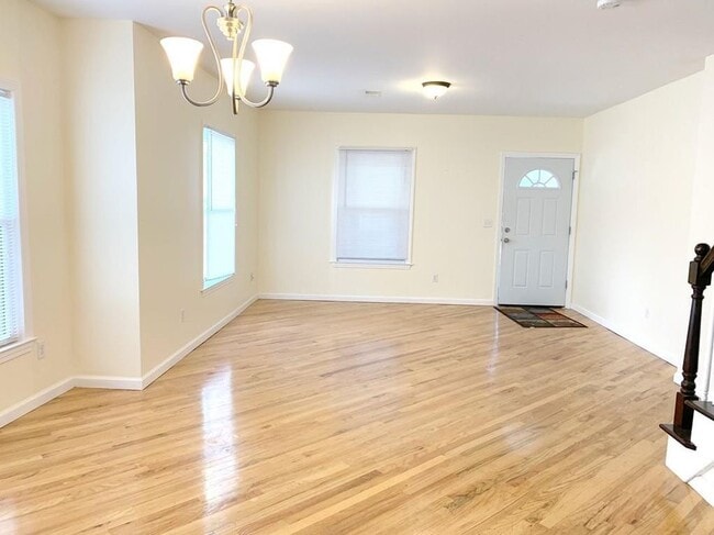 Building Photo - 9 Kingsley Ave