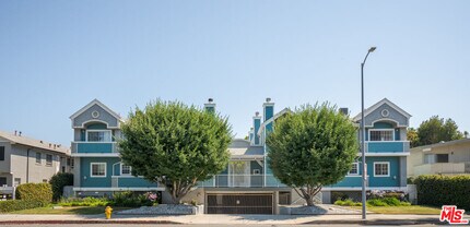 Building Photo - 13030 Moorpark St