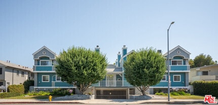 Building Photo - 13030 Moorpark St