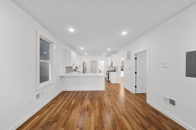 Building Photo - 319 William St