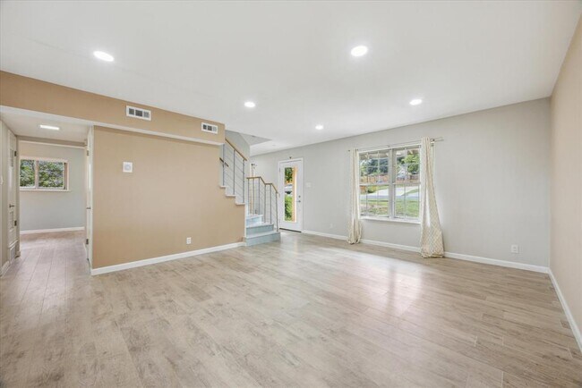 Building Photo - 2118 Vanderbilt Ln