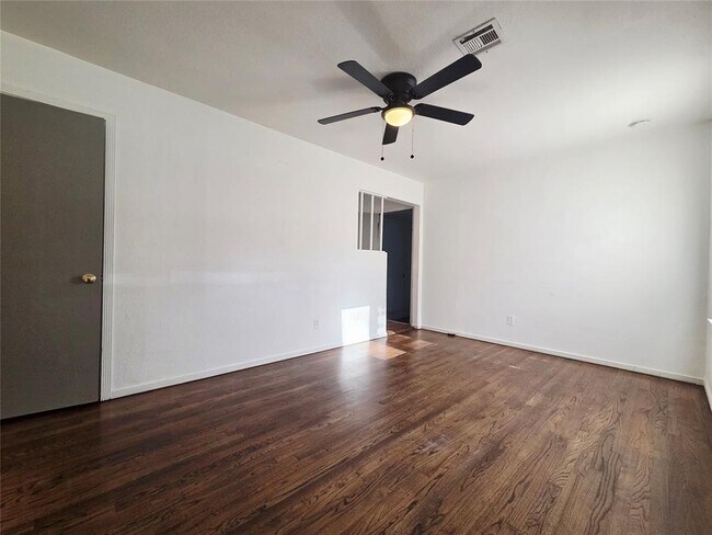 Foto del edificio - 3413 Willow Creek Dr