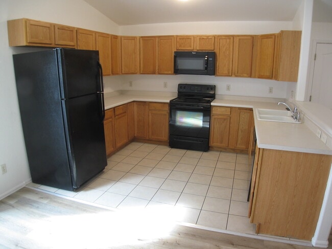 Building Photo - 404 Broken Arrow Dr