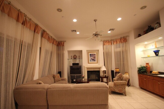 Foto del edificio - Elegant Fully Furnished Single Story Home